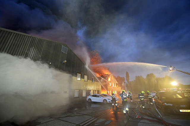 2017/172/20170828-06u18 GB 044 Zeer grote brand Raasdorperweg.jpg